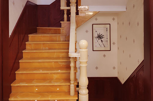 金平中式别墅室内汉白玉石楼梯的定制安装装饰效果