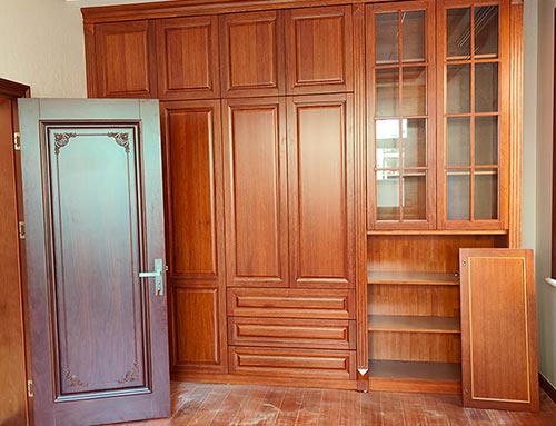 金平中式家庭装修里定制的实木衣柜效果图